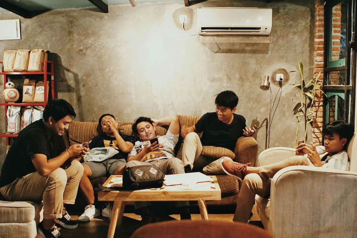 How a Dating App With Friends Can Transform Your Social Life